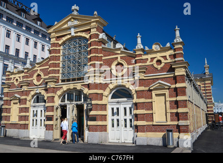 Les gens qui entrent dans l'Ancienne Halle, Helsinki, Finlande Banque D'Images