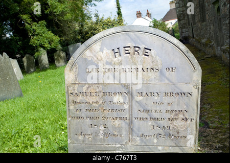 "Ici reposent les restes' Cornish slate pierre tombale dans l'église de St Tetha à St Teath village, Cornwall, UK. Banque D'Images