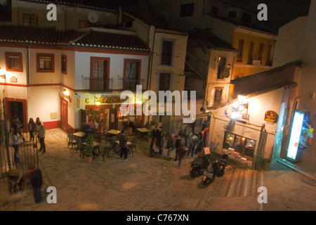 Dans l'atmosphère de la vie nocturne du quartier de l'Albayzin (Grenade, Espagne) Banque D'Images