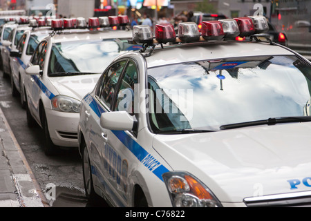 Département de la Police de New York (NYPD) voitures de police line une rue de New York. Banque D'Images