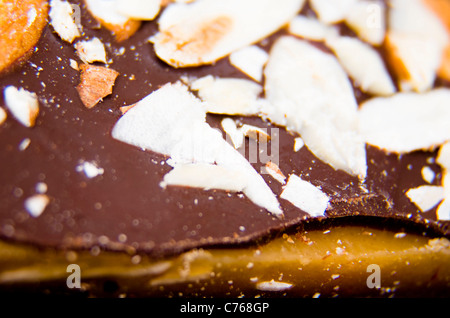 Caramel au chocolat recouvert d'Amandes Banque D'Images