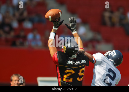 Vienne, AUTRICHE - JUILLET 16 WR Felix Brenner (# 29) L'Allemagne et DB Florent Cajazzo (# 2 France) lutte pour la balle Banque D'Images