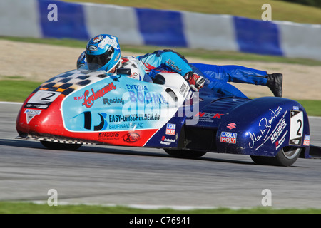 ZELTWEG, AUTRICHE - AOÛT 20 concurrencer Mike Roscher et Danny le cabinet Kamerbeek (# 2, Allemagne) dans le side-car cup le 20 août 2011 Banque D'Images