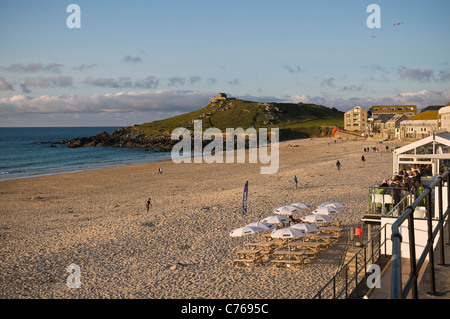 Début de soirée sur la plage à St Ives, Cornwall, UK Banque D'Images