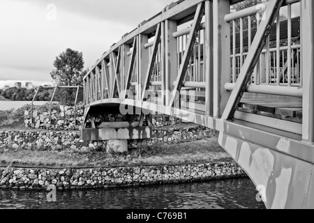 Un petit pont pour piétons traversant le lac Wascana de Regina, Canada Banque D'Images