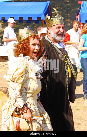 Le Roi et la reine se félicite de multitude assemblés sur Renaissance Fair, Zagreb, Croatie Banque D'Images