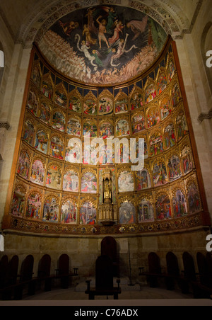 Retable et jugement final scene au-dessus de lui dans l'ancienne cathédrale de Salamanque. L'Espagne. Banque D'Images