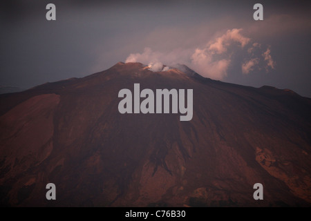 La fumée s'élève de l'Europe, le plus grand volcan actif dans le nord-est de l'Etna en Sicile, Italie. Photo par James Boardman. Banque D'Images