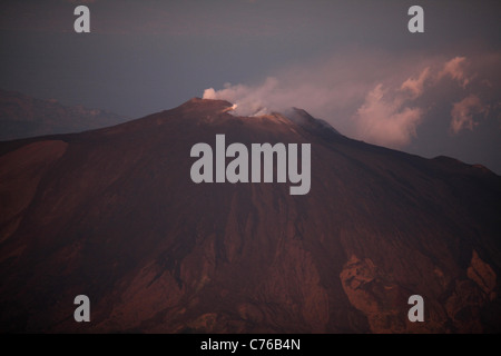 La fumée s'élève de l'Europe, le plus grand volcan actif dans le nord-est de l'Etna en Sicile, Italie. Photo par James Boardman. Banque D'Images