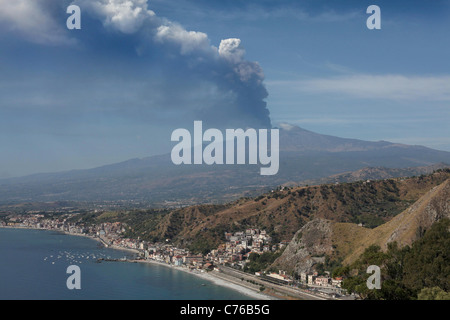 La fumée s'élève de l'Europe, le plus grand volcan actif dans le nord-est de l'Etna en Sicile, Italie. Photo par James Boardman. Banque D'Images