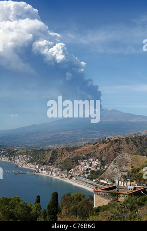 La fumée s'élève de l'Europe, le plus grand volcan actif dans le nord-est de l'Etna en Sicile, Italie. Photo par James Boardman. Banque D'Images