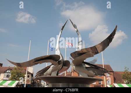 Détail d'une sculpture fontaine swan (&) encadrant le drapeau de l'Union à côté du bassin de Bancroft à Stratford upon Avon, Warwickshire, Royaume-Uni. Banque D'Images