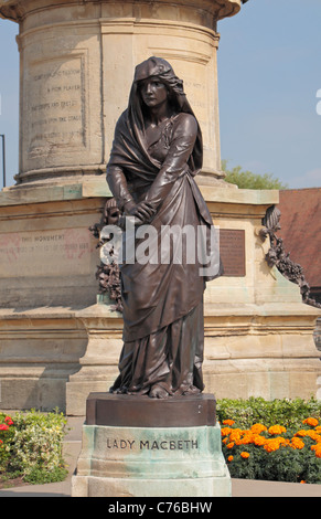 La statue de Lady Macbeth de William Shakespeare à côté du Gower Memorial à Stratford-Upon-Avon, dans le Warwickshire, Royaume-Uni. Banque D'Images