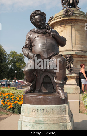 Le Falstaff statue à côté de la William Shakespeare Gower Memorial à Stratford-Upon-Avon, dans le Warwickshire, Royaume-Uni. Banque D'Images