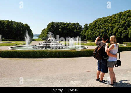 L'homme et de la femme de faire un self portrait photo devant la fontaine Latona, Herrenchiemsee Herreninsel Haute-bavière Allemagne Banque D'Images