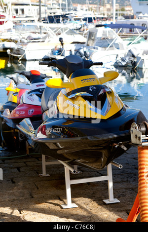 Jetskis disponibles en location Ajaccio Corse Marina Banque D'Images