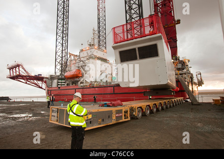 Une nacelle de levage de travailleurs pour une éolienne sur une péniche, à l'aide d'un cric pour l'éolien offshore Walney. Banque D'Images