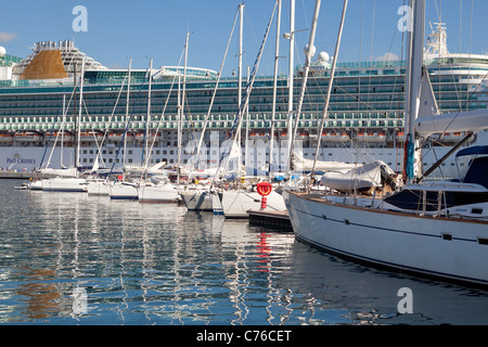 Yachts amarrés au port de plaisance d'Ajaccio corse, lors de la visite du navire de croisière en arrière-plan. Banque D'Images