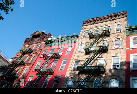 Les immeubles à appartements dans le quartier chinois de New York, USA Banque D'Images