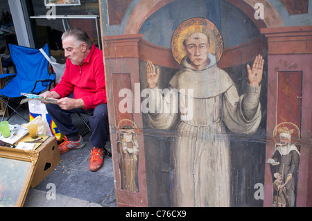 Marché d'antiquités du dimanche sur la rue de Tongres en Belgique Banque D'Images