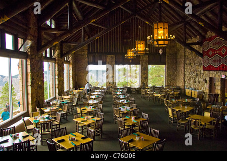 Coin salle à manger du Lodge dans l'historique Grand Canyon Lodge est vraiment une expérience mémorable. World, français, régional ainsi que dans les années 1930 Banque D'Images