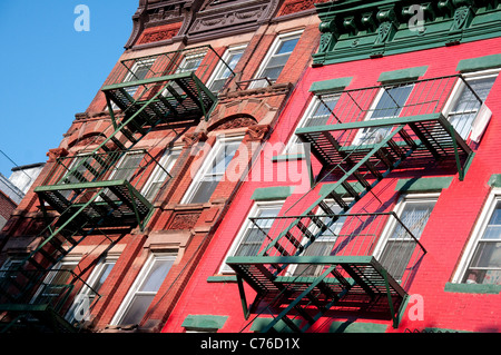 Les immeubles à appartements dans le quartier chinois de New York, USA Banque D'Images