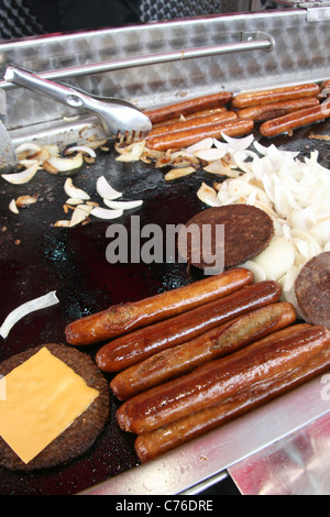 Des hamburgers et des saucisses stand alimentaire stall Banque D'Images