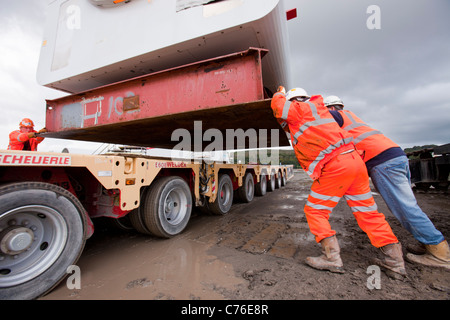 Une nacelle de levage de travailleurs pour une éolienne sur une péniche, à l'aide d'un cric pour l'éolien offshore Walney. Banque D'Images