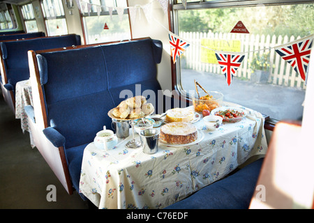 Le célèbre chef Sarah Weiner le tournage dans le Dorset, Angleterre, Royaume-Uni pour une série TV allemande. Banque D'Images