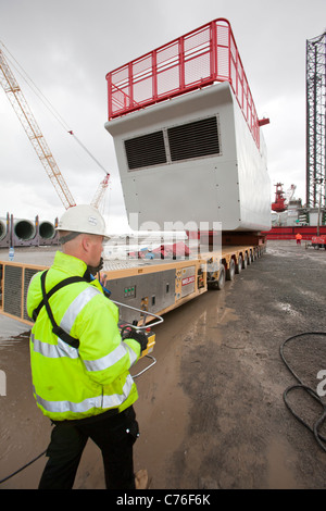 Une nacelle de levage de travailleurs pour une éolienne sur une péniche, à l'aide d'un cric pour l'éolien offshore Walney. Banque D'Images