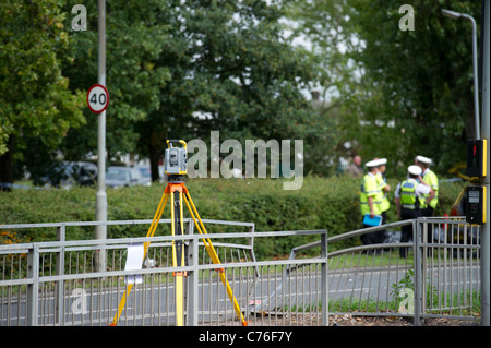 L'équipement d'arpentage sur un trépied utilisé par des policiers de l'unité d'enquête sur les collisions graves. Distance à l'agent Banque D'Images