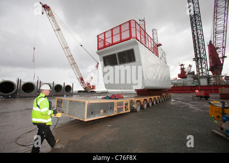 Une nacelle de levage de travailleurs pour une éolienne sur une péniche, à l'aide d'un cric pour l'éolien offshore Walney. Banque D'Images