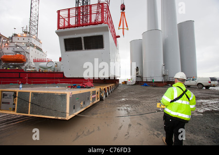 Une nacelle de levage de travailleurs pour une éolienne sur une péniche, à l'aide d'un cric pour l'éolien offshore Walney. Banque D'Images