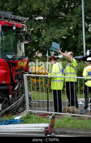 Les enquêteurs de la police accident de la route à prendre des mesures d'une violente collision impliquant un camion de pompiers et d'automobile. Banque D'Images