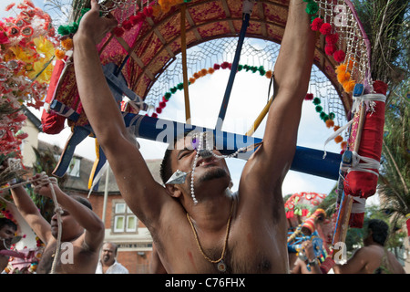 Le pénitent dans la procession de Thaipusam, au cours de l'Assemblée annuelle de la communauté tamoule, Festival de chars Tooting, Londres Banque D'Images