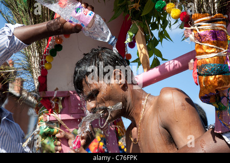 Le pénitent dans la procession de Thaipusam, au cours de l'Assemblée annuelle de la communauté tamoule, Festival de chars Tooting, Londres Banque D'Images