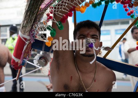 Le pénitent dans la procession de Thaipusam, au cours de l'Assemblée annuelle de la communauté tamoule, Festival de chars Tooting, Londres Banque D'Images