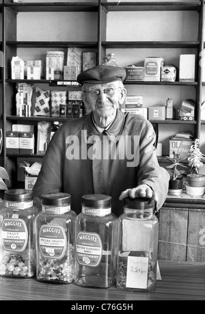 Dernier jour au travail pour Arthur Harrison le jour où il a fermé son magasin du coin à Church Street Bradmore Wolverhampton UK. Photo de DAVID BAGNALL Banque D'Images