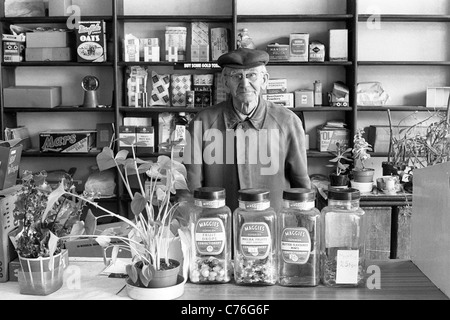 Dernier jour au travail pour Arthur Harrison le jour où il a fermé son magasin du coin à Church Street Bradmore Wolverhampton UK. Photo de DAVID BAGNALL Banque D'Images