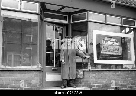Dernier jour au travail pour Arthur Harrison le jour où il a fermé son magasin du coin à Church Street Bradmore Wolverhampton UK. Photo de DAVID BAGNALL Banque D'Images