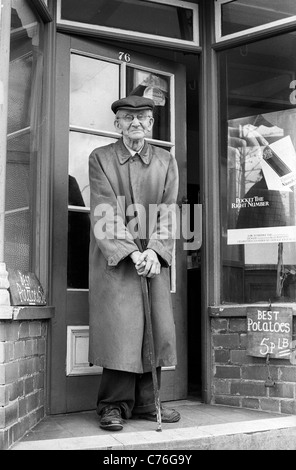 Dernière journée de travail pour Arthur Harrison le jour où il a fermé son magasin dans la rue de l'Église Bradmore Wolverhampton Uk Banque D'Images