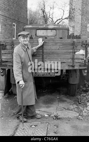 Dernier jour au travail pour Arthur Harrison le jour où il a fermé son magasin du coin à Church Street Bradmore Wolverhampton UK. Photo de DAVID BAGNALL Banque D'Images