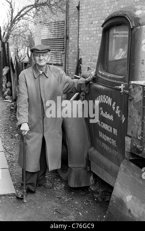 Dernière journée de travail pour Arthur Harrison le jour où il a fermé son magasin dans la rue de l'Église Bradmore Wolverhampton Uk Banque D'Images