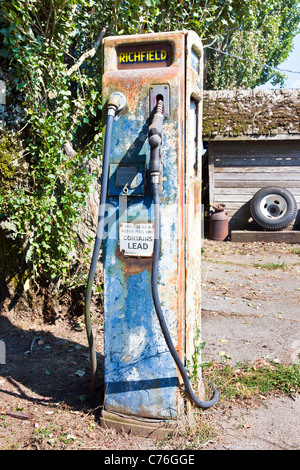 Couleurs fanées de rouiller l'ancien gaz pompe à carburant essence mélange avec paysage sur ferme près de Lyndon Whatcom Comté Washington State Banque D'Images