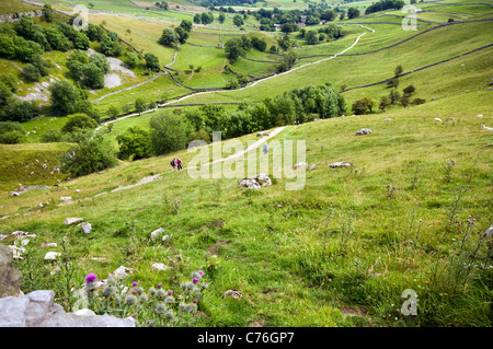 Les promeneurs sur le chemin d'accès jusqu'à l'lapiez Malham Cove dans la ci-dessus du Yorkshire, England, UK Banque D'Images