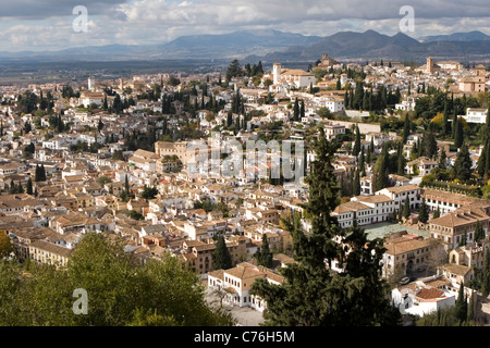 Vue aérienne de Grenade de la Alhambra. Quartier de l'Albayzin et Sierra Nevada en arrière-plan. Banque D'Images