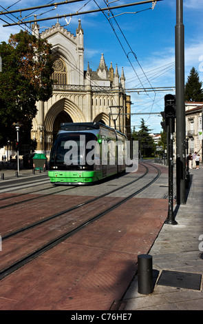 Le tram passe devant la cathédrale de Marie Immaculée à Vitoria-Gasteiz, capitale du pays Basque. Banque D'Images