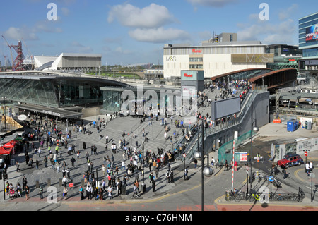 Vue aérienne sur la ville 2012 Olympic Park au-delà de la foule À la très animée gare de Stratford et au centre commercial Westfield Newham Est de Londres Angleterre Royaume-Uni Banque D'Images