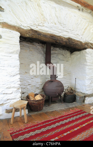 Un pot bellied poêle dans une cheminée traditionnelle irlandaise, le comté de Kerry, Rep. of Ireland Banque D'Images