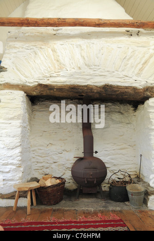 Un pot bellied poêle dans une cheminée traditionnelle irlandaise, le comté de Kerry, Rep. of Ireland Banque D'Images